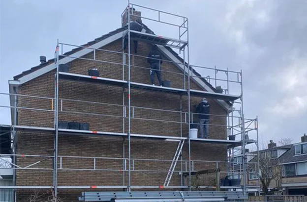 Veilig werken aan je schoorsteen op hoogte met een stabiele en professionele schoorsteensteiger