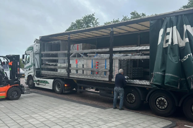 Torensteiger huren voor schilderwerk of dakonderhoud op smalle of moeilijk bereikbare locaties